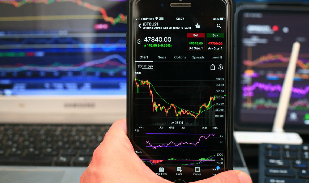 拉马斯瓦米如何致富？他的财富来源是什么？
